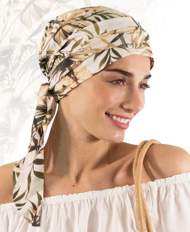 Eine Frau trägt ein Kopftuch mit Blättern darauf