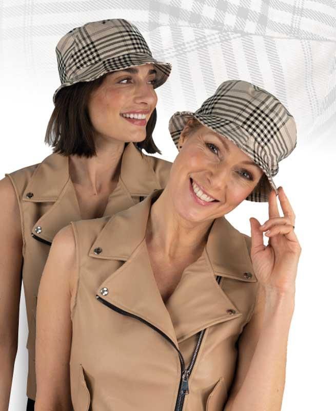 Zwei Frauen mit Hüten und Westen lächeln in die Kamera