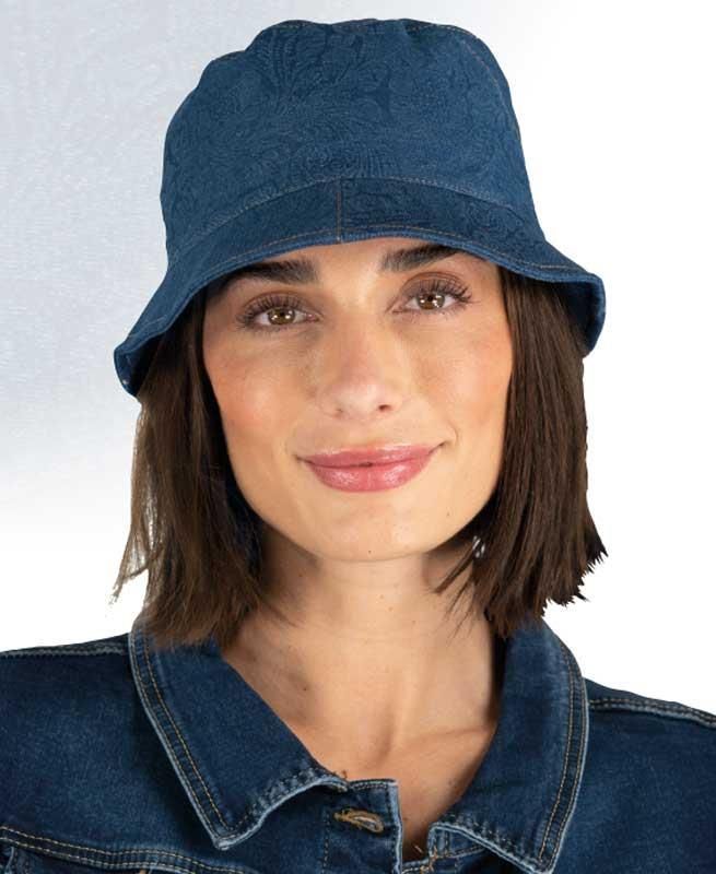 Eine Frau mit blauem Anglerhut und Jeansjacke