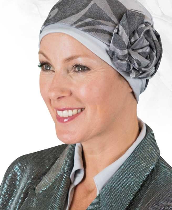 Eine Frau trägt einen Hut mit einer Blume darauf