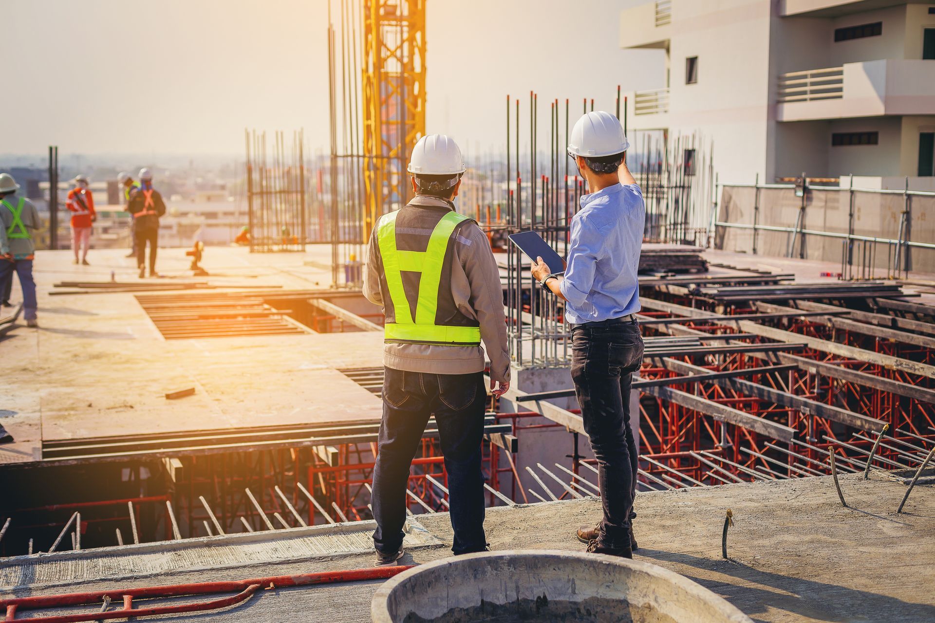 Deux professionnels du bâtiment évaluent les travaux de construction