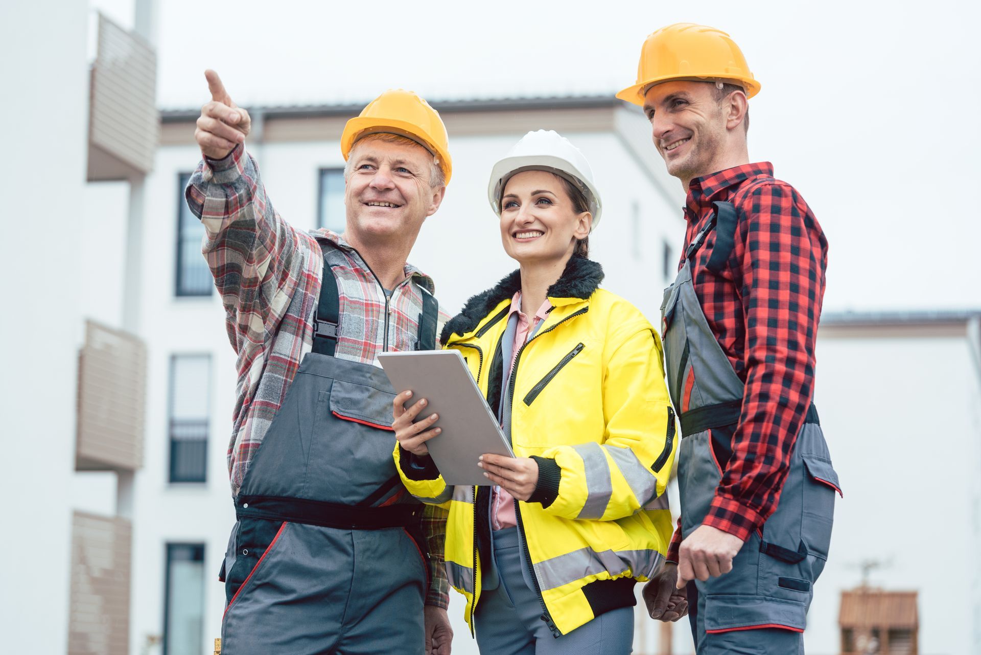 Trois professionnels observant les futurs travaux