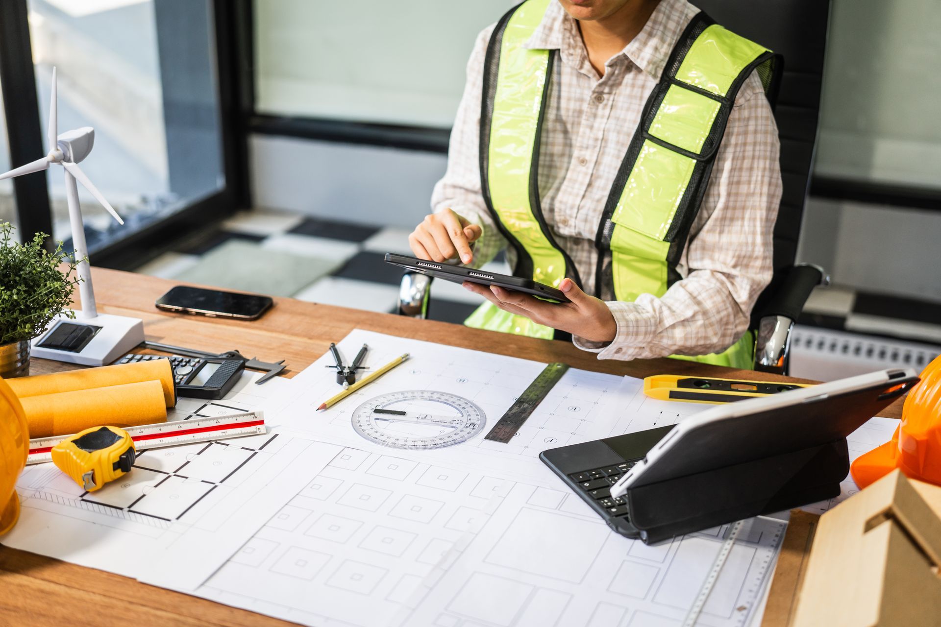 Professionnel du bâtiment évaluant les travaux de construction
