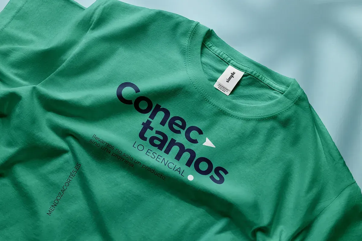 Camiseta verde con “Conectamos” en texto azul marino.