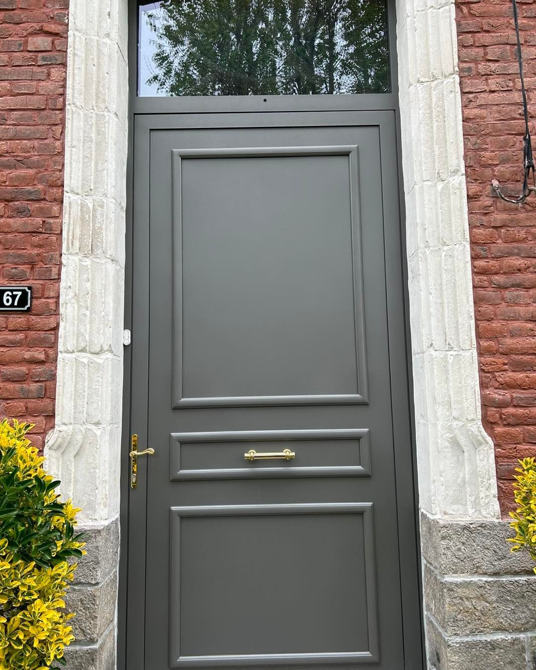 Porte d'entrée avec une imposte vitrée