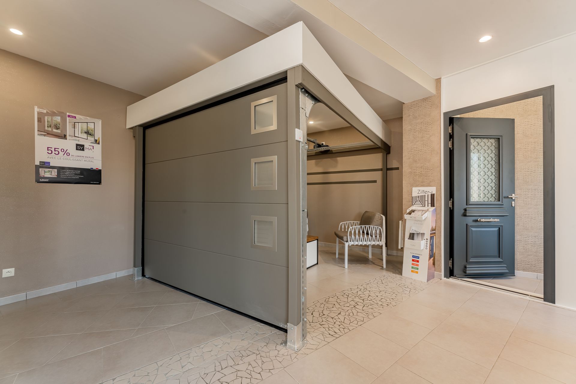 Porte de garage du showroom de CHM Menuiseries