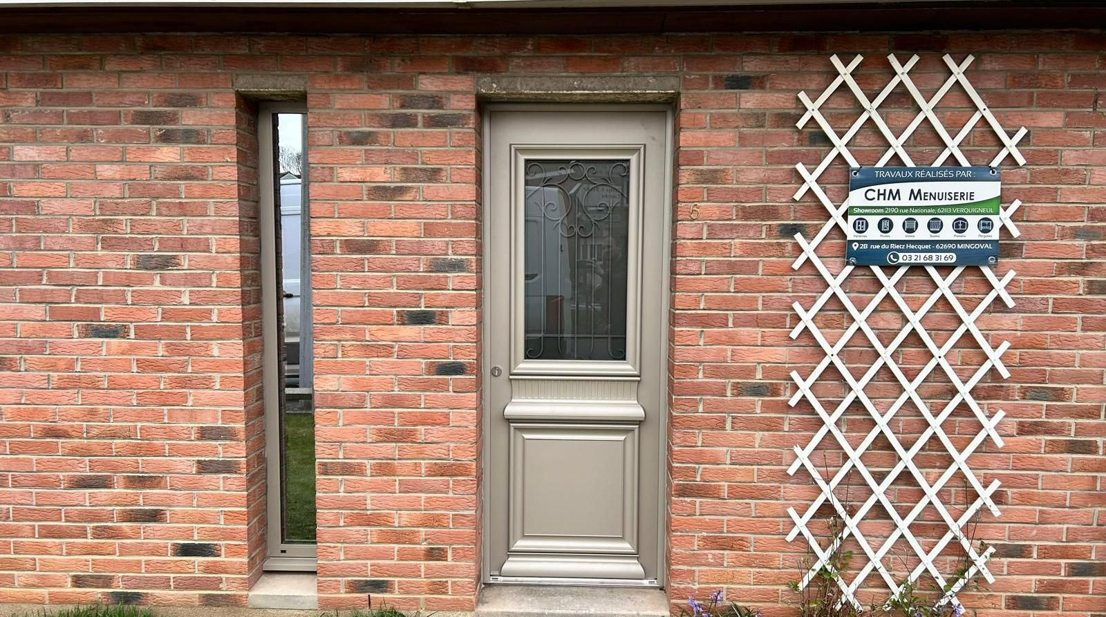 Menuiseries anthracite sur une maison en brique
