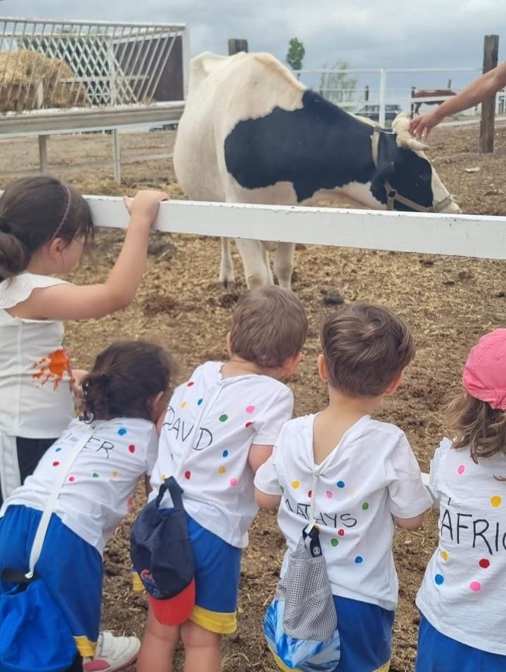 Dos niñas pequeñas abrazándose 
