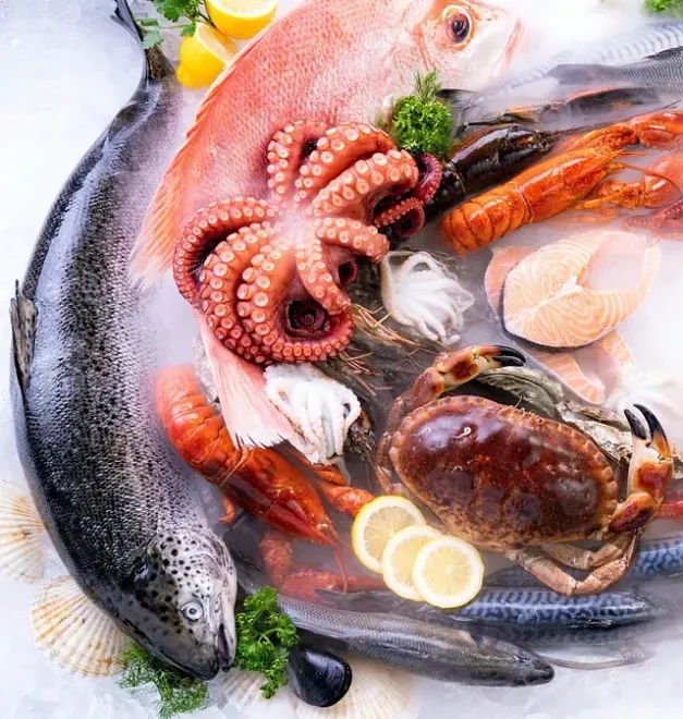 Una variedad de mariscos, incluidos cangrejos y pulpos en hielo.