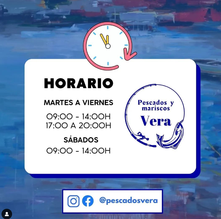 Una mujer sostiene una bolsa de pescado congelado frente a un congelador.