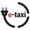 E-Taxi-Logo mit schwarzem Stecker-Symbol und gebogenem Ring, roter und schwarzer Text auf weißem Hintergrund