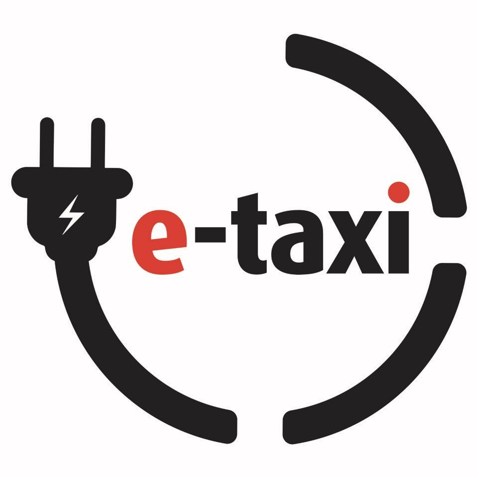 E-Taxi-Logo E-Taxi-Logo mit schwarzem Stecker-Symbol und gebogenem Ring, roter und schwarzer Text auf weißem Hintergrund