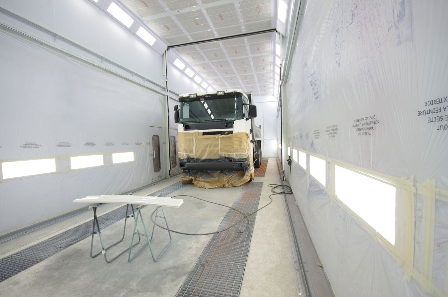 Un camion dans une cabine de peinture