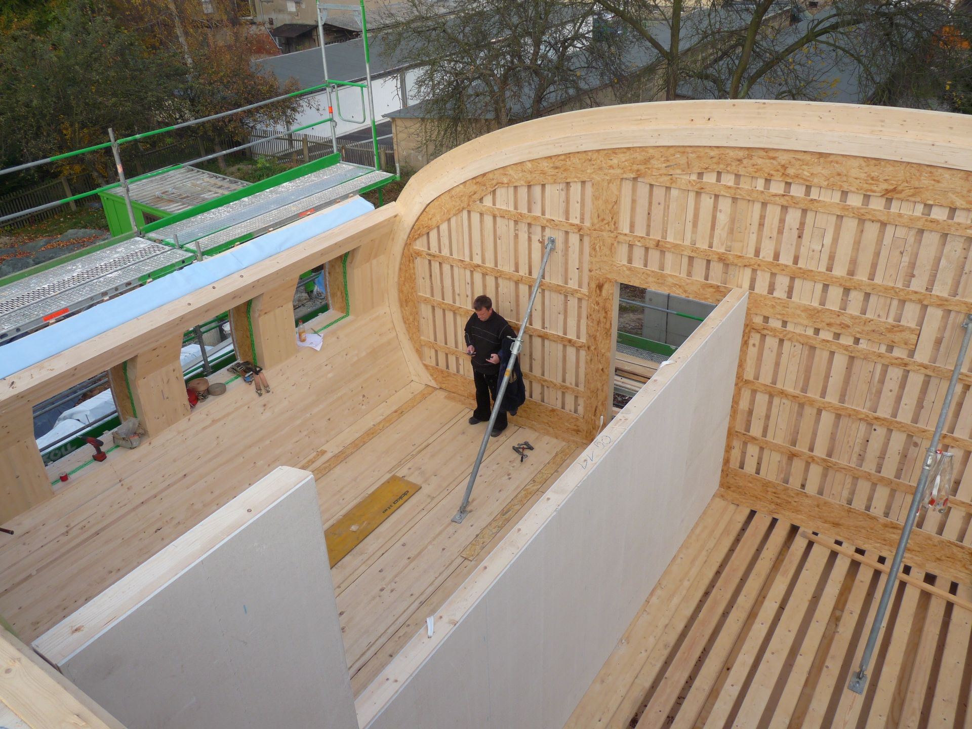 Montage der geschwungenen Holztragkonstruktion im Inneren des Gebäudes.
