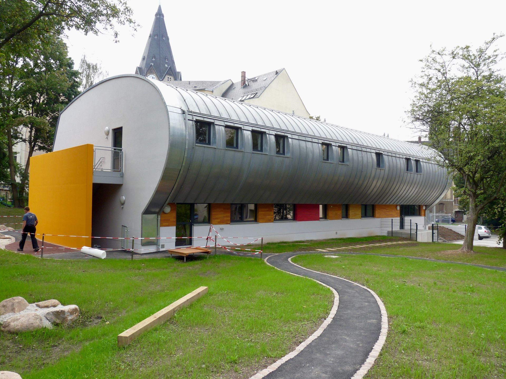 Neubau Kindertagesstätte in Chemnitz mit markanter, zylinderförmiger Holzarchitektur und neu gestalt