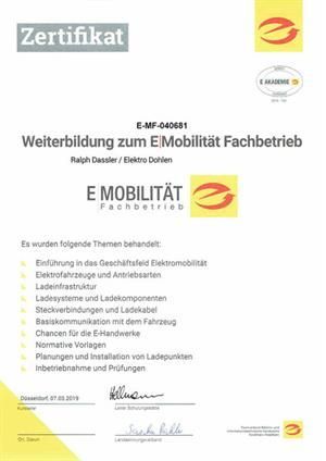 Es handelt sich um ein Zertifikat mit der Aufschrift „E-Mobilität Fachbetrieb“.