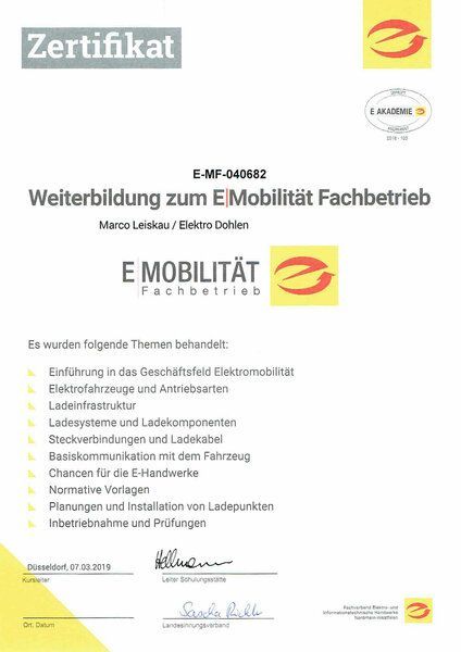 Es handelt sich um ein Zertifikat mit der Aufschrift „E-Mobilität Fachbetrieb“.