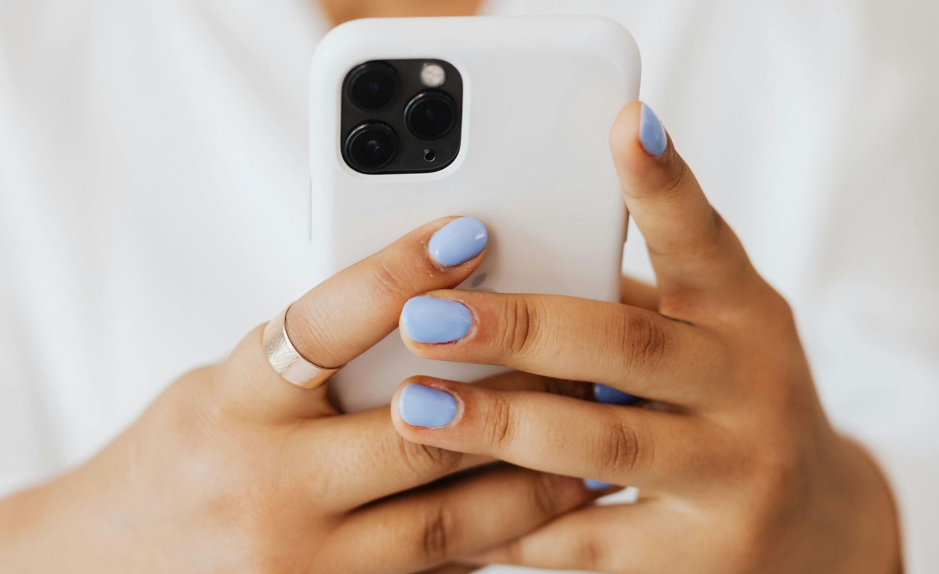 Nahaufnahme einer Person, die ein Mobiltelefon benutzt