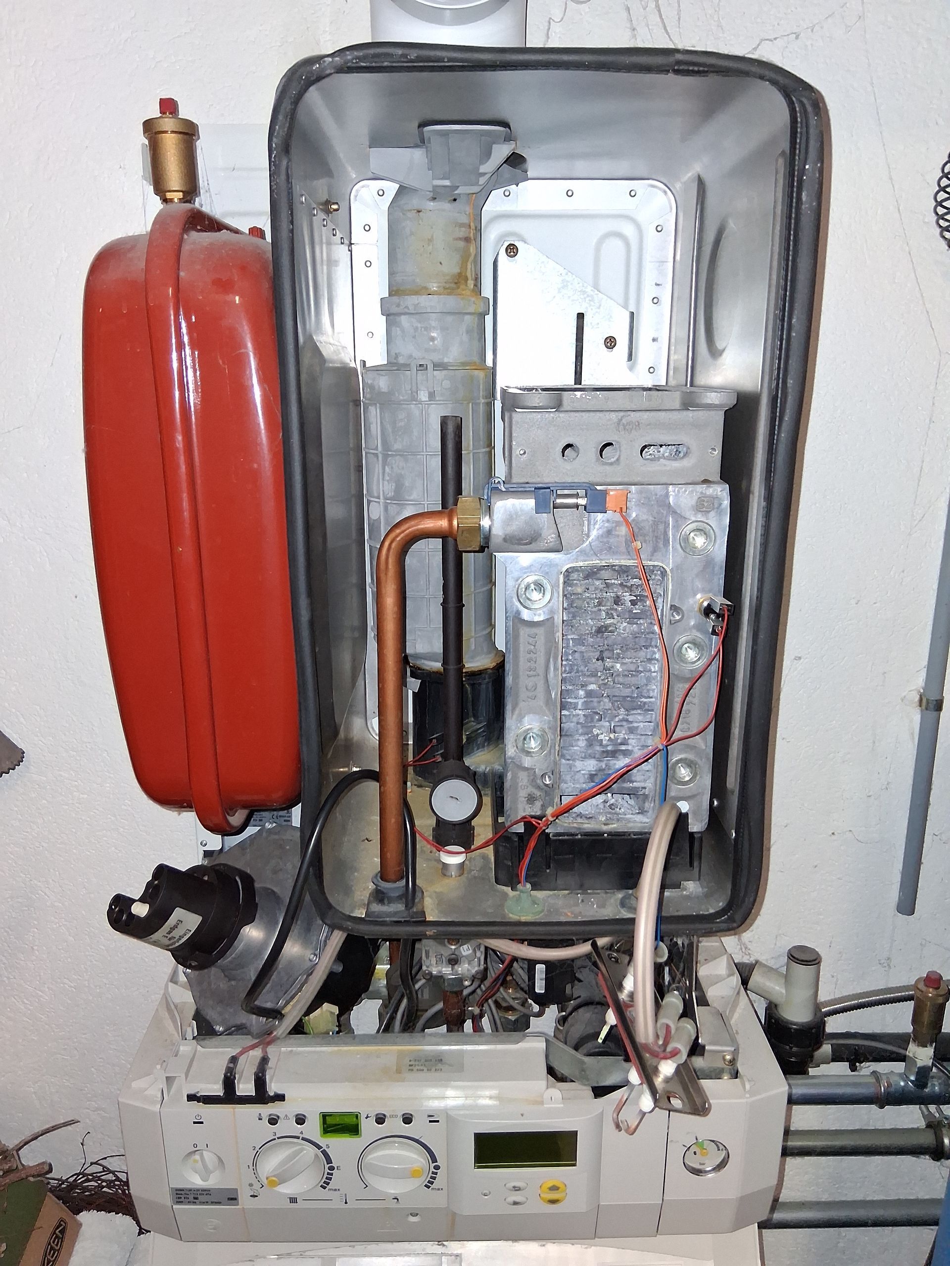 L'intérieur d'une chaudière avec un réservoir rouge attaché