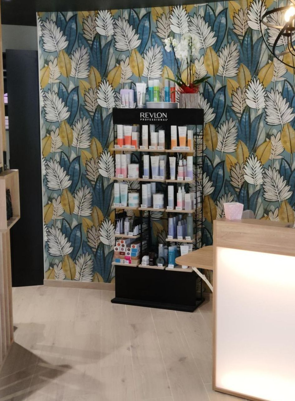 Présentoir avec produits Revlon