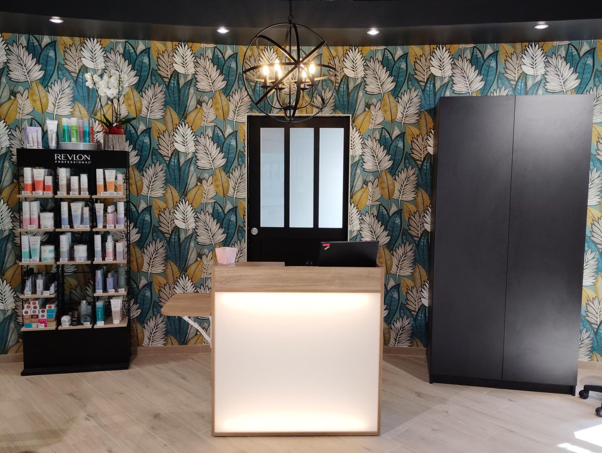 Comptoir à l'entrée du salon