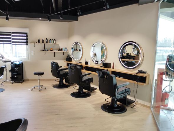 Chaises de coiffure à l'intérieur du salon Hair Look