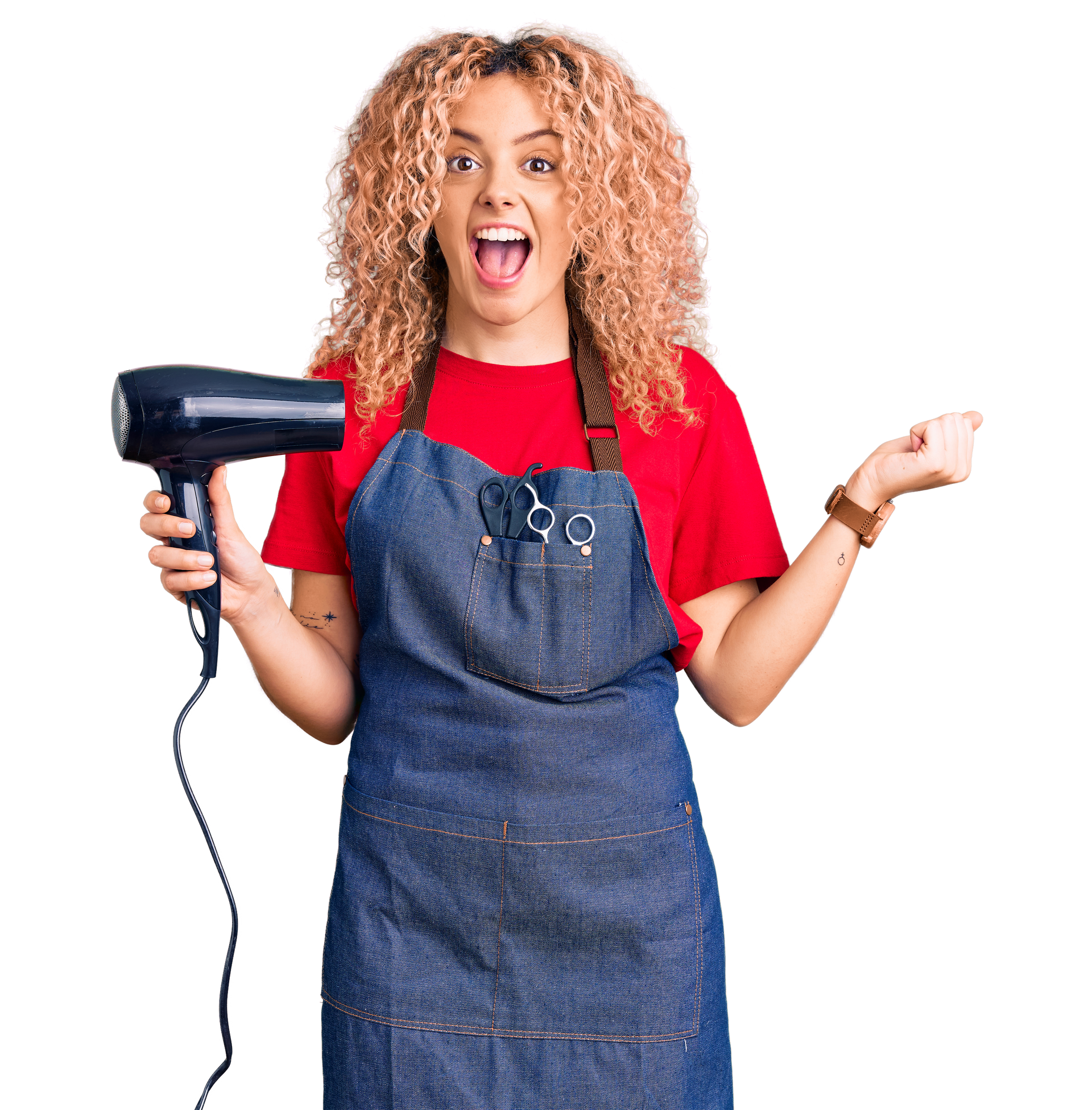 Coiffeuse avec un sèche-cheveux à la main
