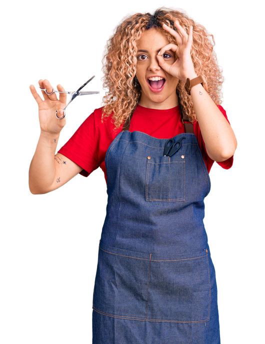 Coiffeuse tenant une paire de ciseaux à la main