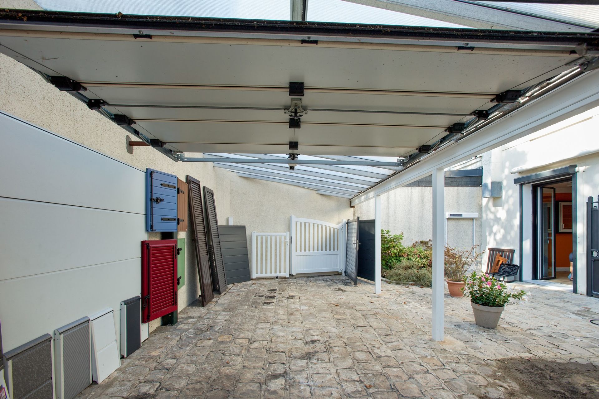 Extérieur du magasin de Chatou : exposition de portails, de portes de garage et de volets