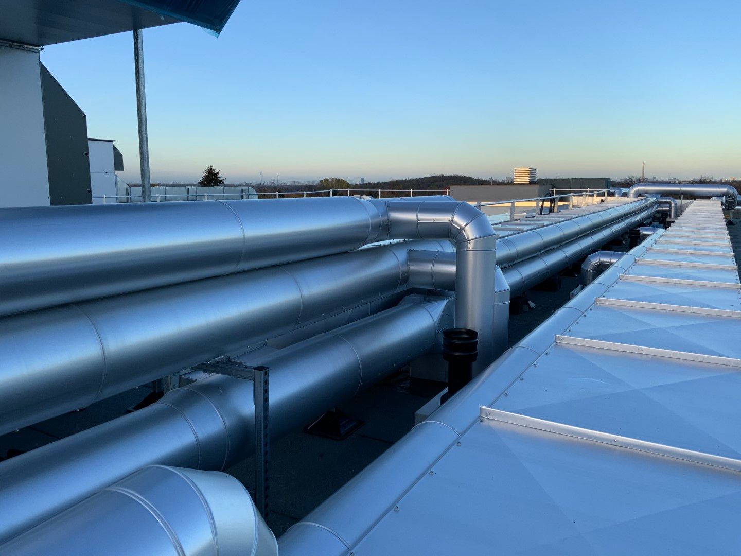 Ein erfahrenes Team arbeitet an einer Wärmedämmung in Berlin.