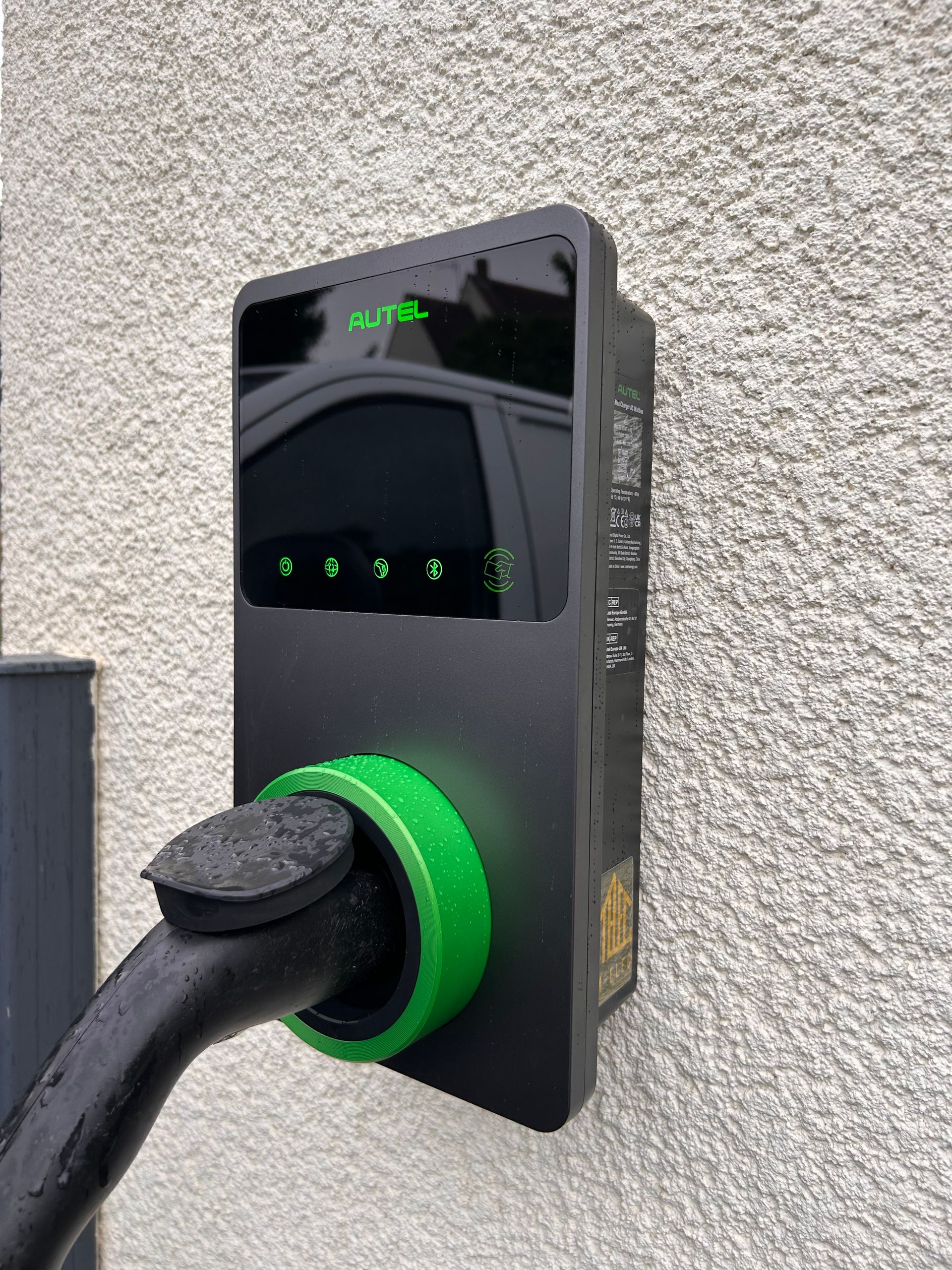 Une borne de recharge noire et verte