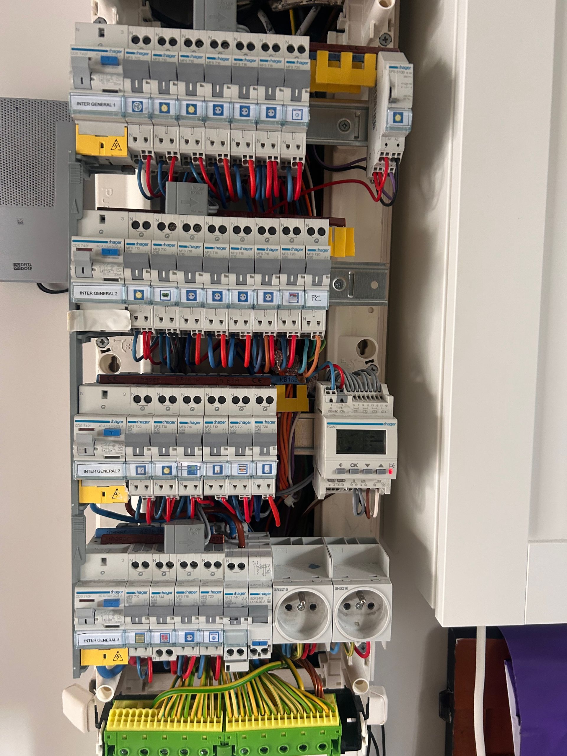 Une électricien installe un tableau électrique