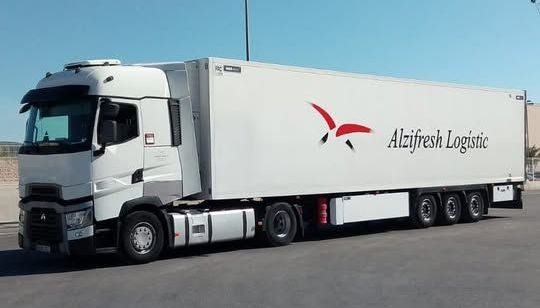 Un camión blanco de Altafresh Logistics está estacionado en un estacionamiento.