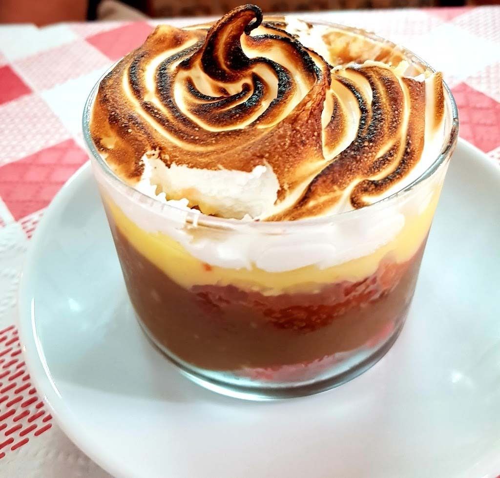 Un postre con un remolino de merengue encima.