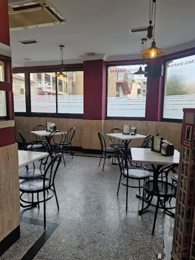 Un primer plano de un plato de comida sobre una mesa.