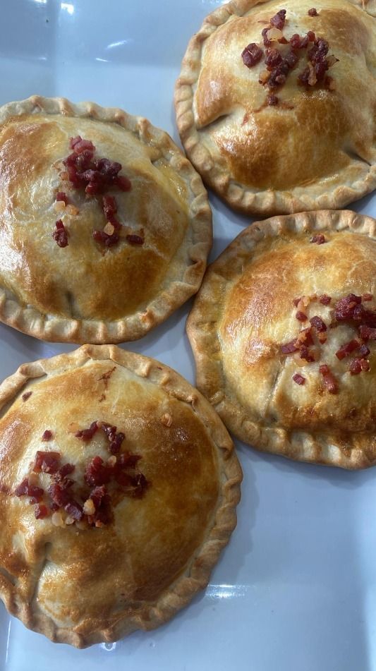 Un primer plano de un plato de comida sobre una mesa.