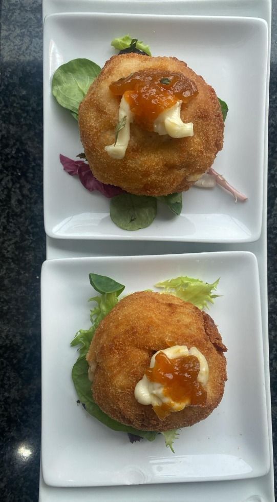 Un primer plano de un plato de comida con un tenedor sobre una mesa.