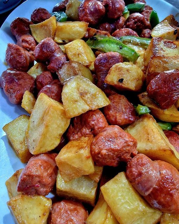 Un primer plano de un plato de comida con un tenedor sobre una mesa.