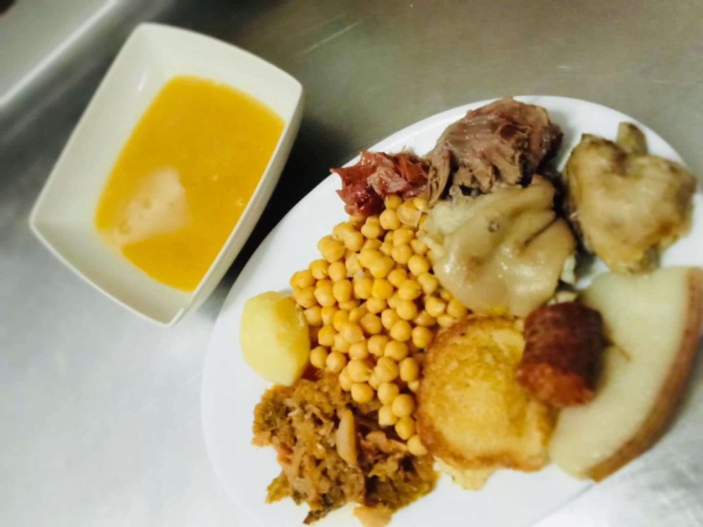 Un plato de espaguetis con salsa de tomate y caviar encima.