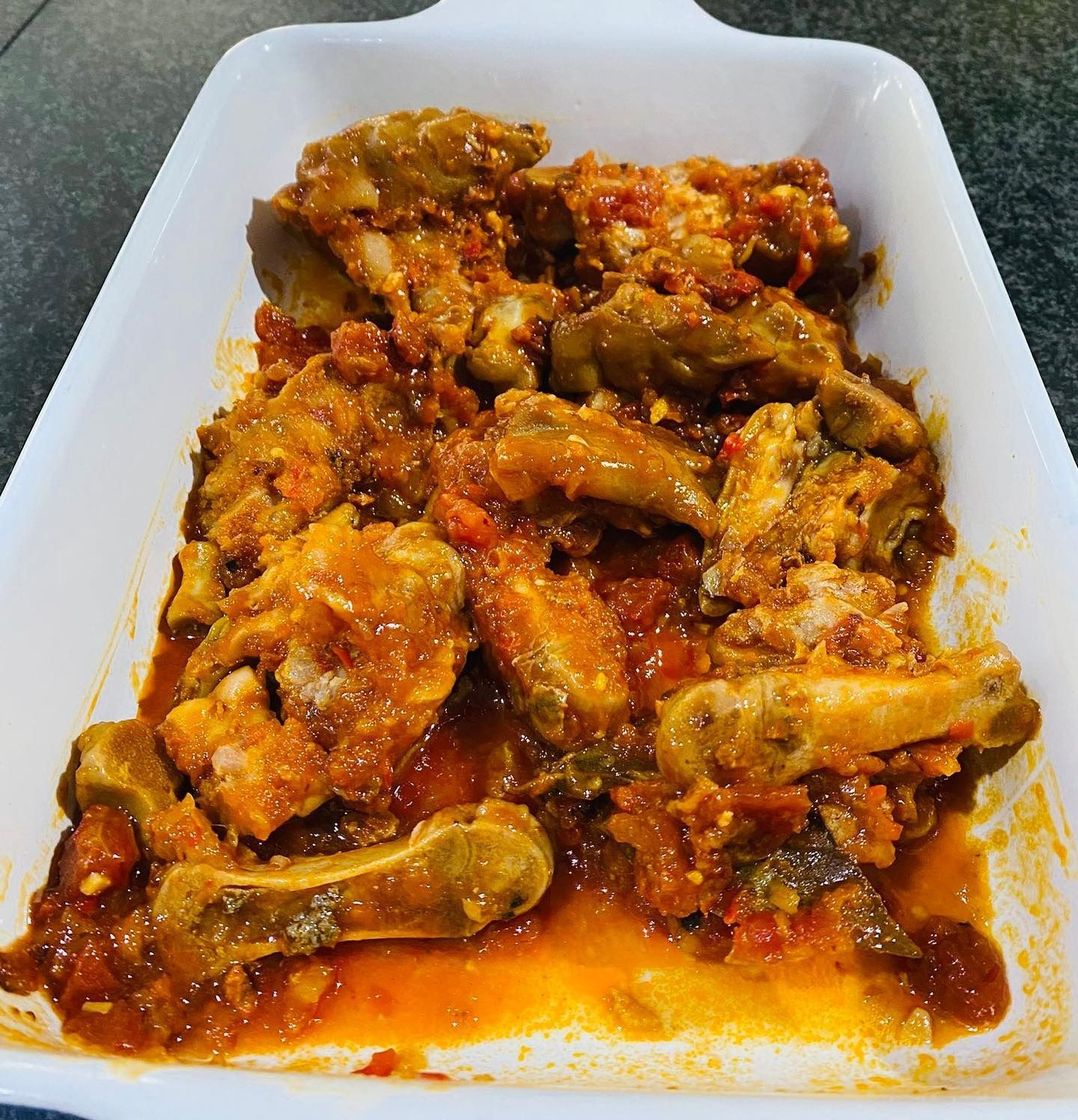 Un primer plano de un plato de comida con un tenedor sobre una mesa.