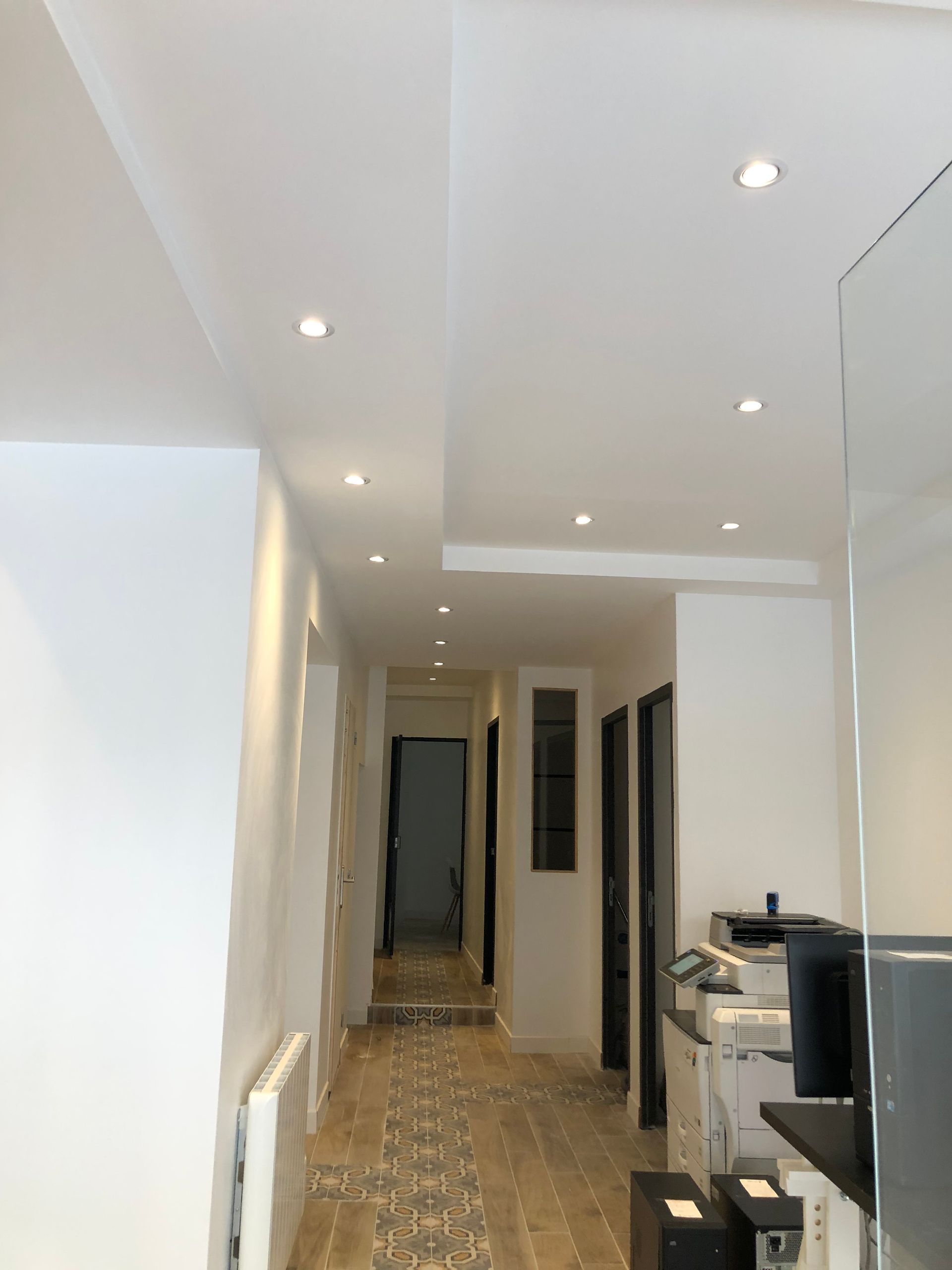 Spots au plafond dans un couloir