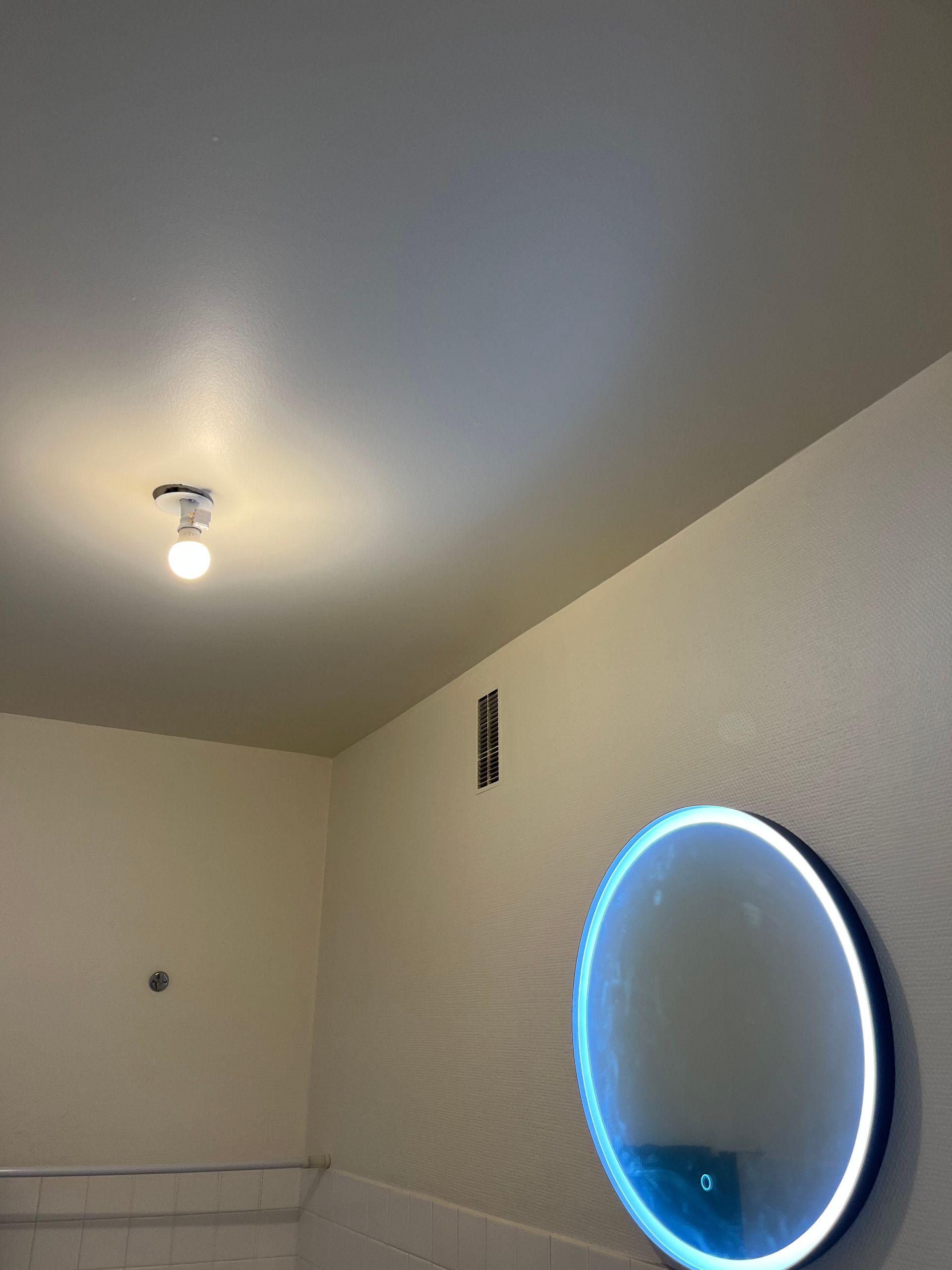 Miroir lumineux et lumière au plafond