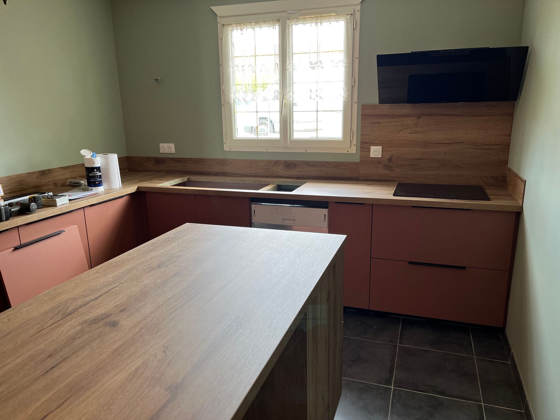 Cuisine rose avec prises installées