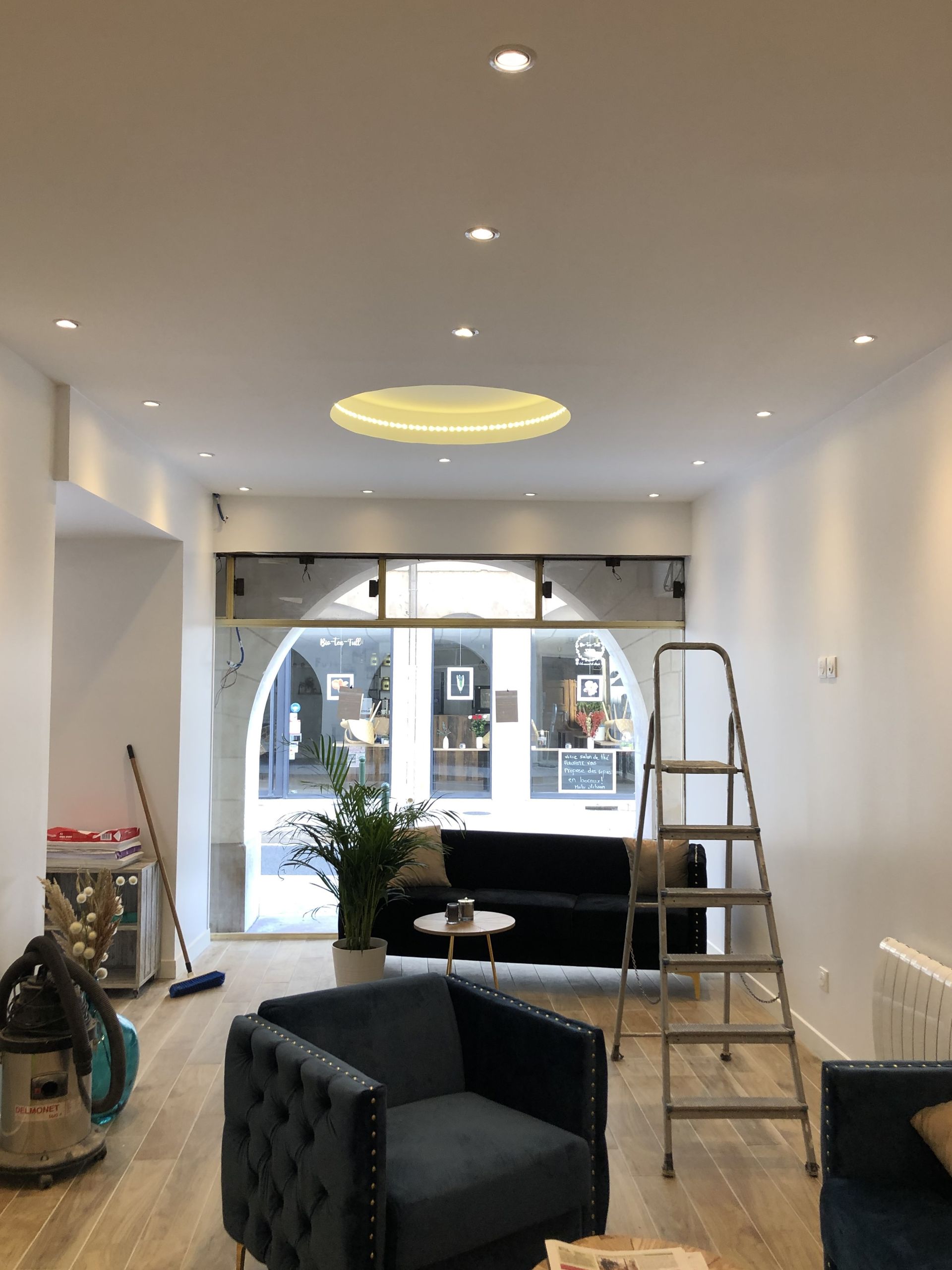 Spots et lumière dans un faux plafond