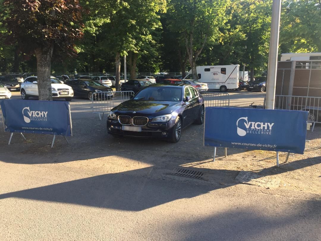 Bmw garée entre deux bandeaux Vichy