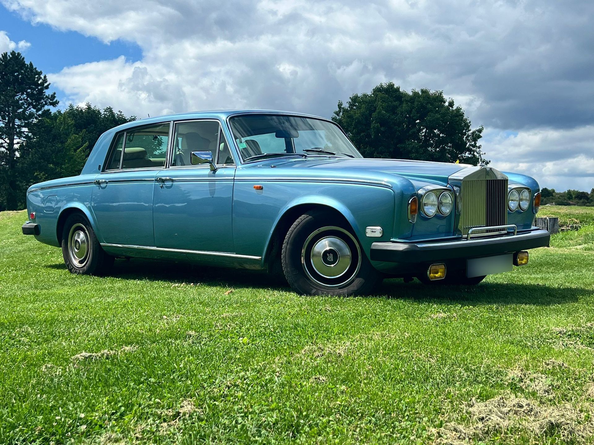 Rolls royce bleue sur herbe