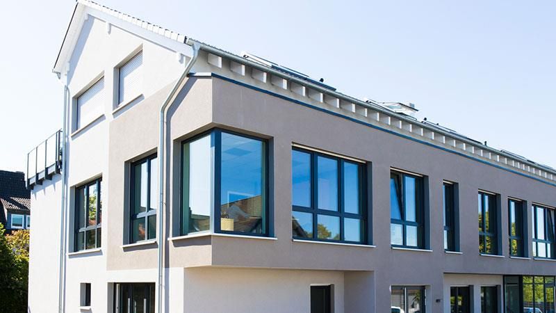 Ein großes weißes Gebäude mit vielen Fenstern