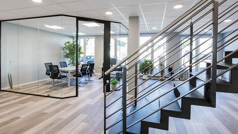 Eine Treppe, die zu einem Konferenzraum in einem Bürogebäude führt.