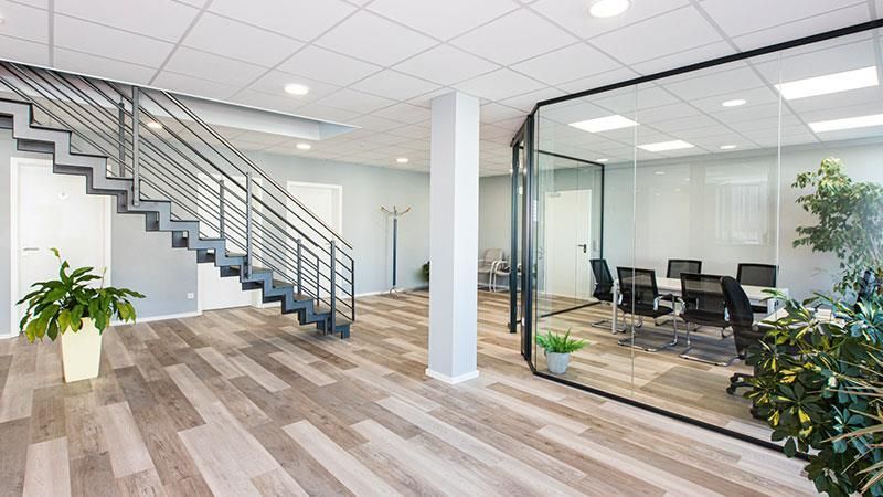 In der mitte des raumes ist eine treppe.