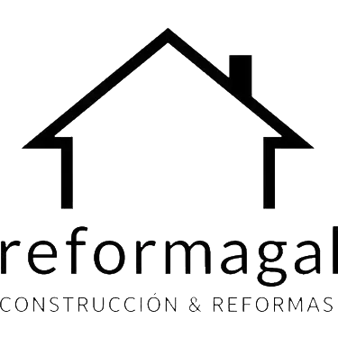 Logotipo de una casa negra con el texto «reformagal» y «CONSTRUCCIÓN & REFORMAS»